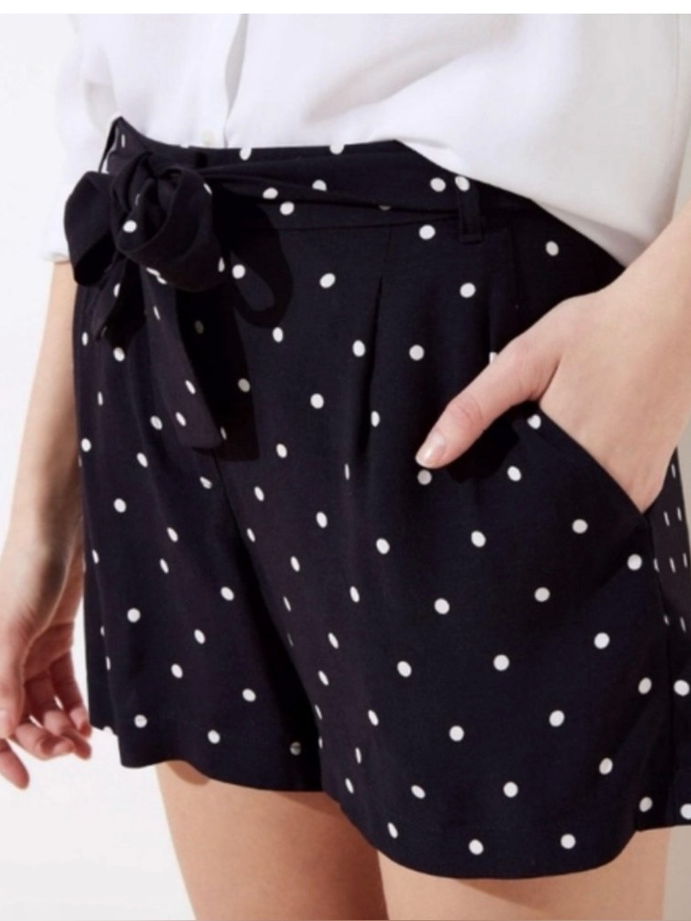 Loft Black w/ White Dots Tie Waist
Casual Shorts Women’s Size 00